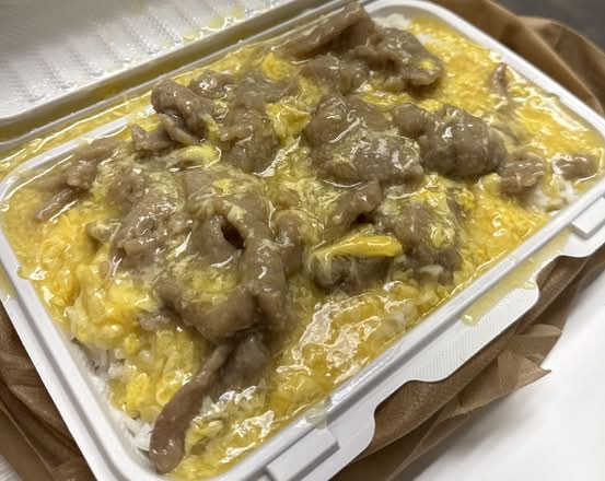 Sliced Beef with Scramble Egg on Rice 滑蛋牛肉飯
